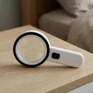 Lupa compacta de mano con LED para personas mayores